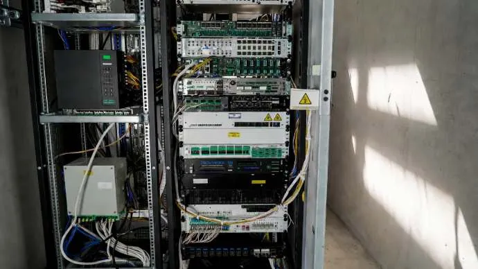 Rack de comunicaciones con central telefónica y equipos de red.