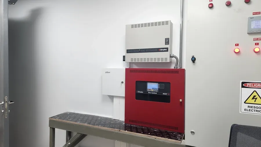 Panel de detección y alarma contra incendios instalado en una sala técnica.