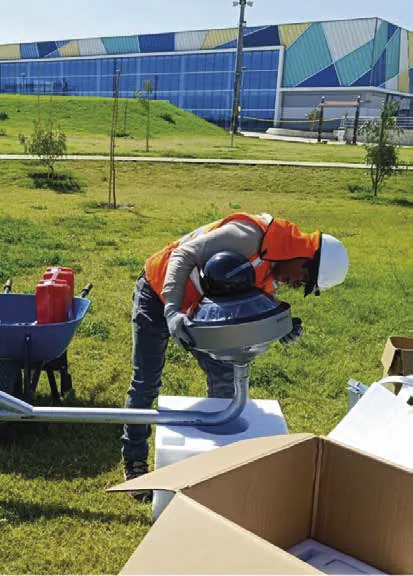 Técnico preparando la instalación de una cámara en un área exterior.