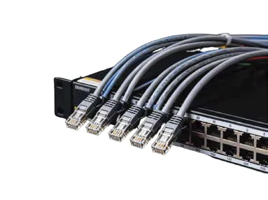 Patch panel con cables de red conectados.