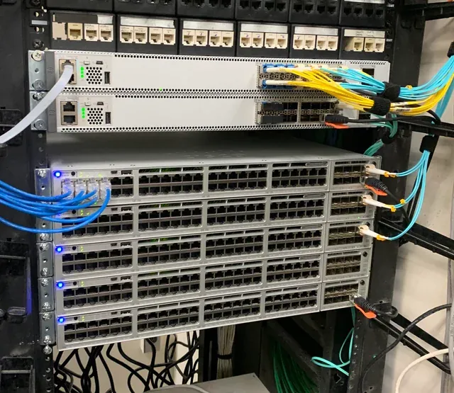 Rack con switches y cableado de red organizado.